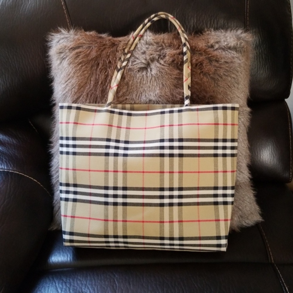 BURBERRY TOTE BAG.